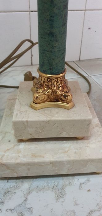 Candeeiro com pé  em Mármore
