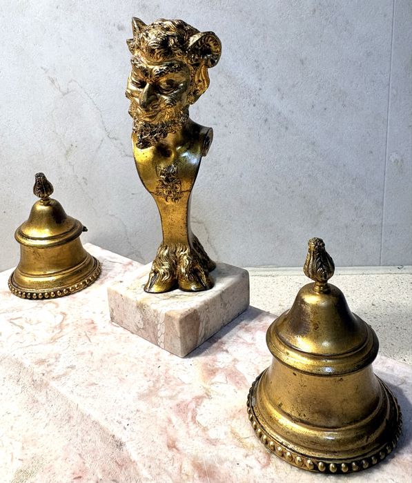 Raro tinteiro francês “fauno” de “Caron” em bronze dourada e mármore