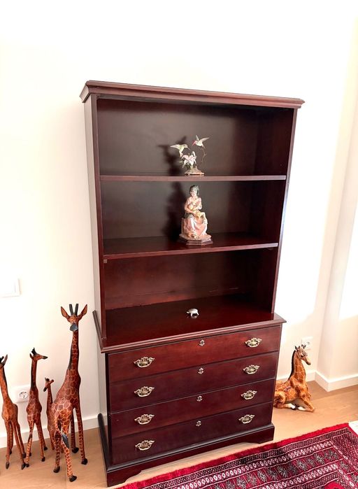 estante de madeira mogno com gavetas