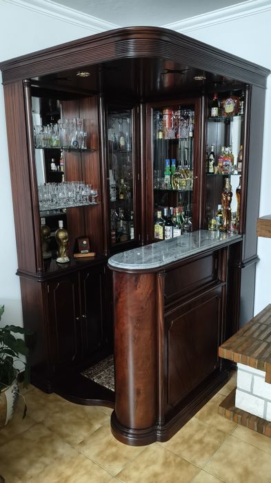 Vendo bar de sala com iluminação em madeira de mogno como novo