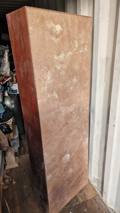 Armeiro em razoável estado.