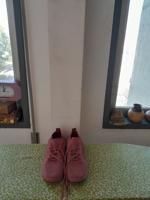 Vendo Sapatilhas de Senhora muito bonitas como novas