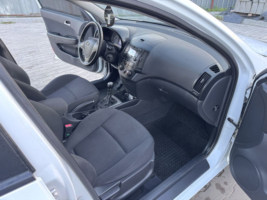 Продам хюндай i30 1.6 газ не крашен