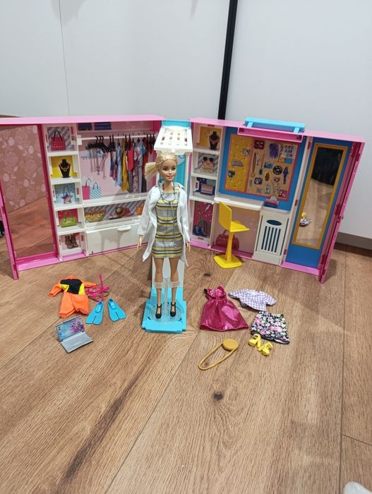 Wymarzona szafa na ubranka Lalka GBK10 Barbi zestaw modowy