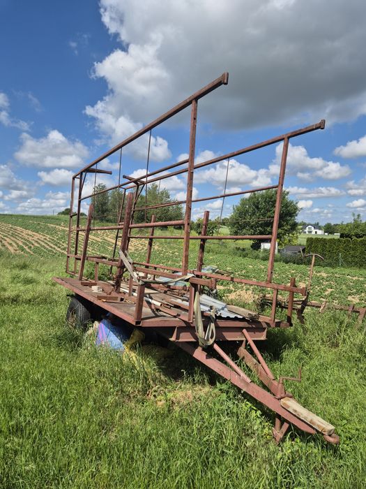 Platforma do zbioru ogórków.
