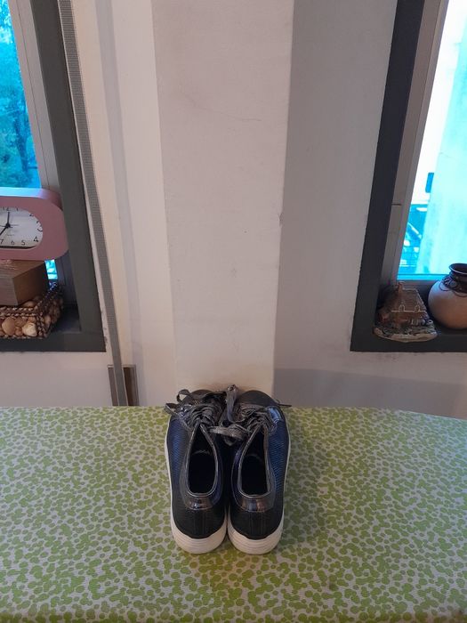 Vendo Sapatilhas de Senhora muito bonitas como novas