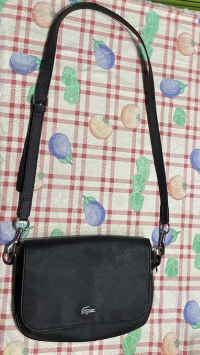 Bag shoulder da Lacoste de 2014,usada e com alguns sinais de desgaste.