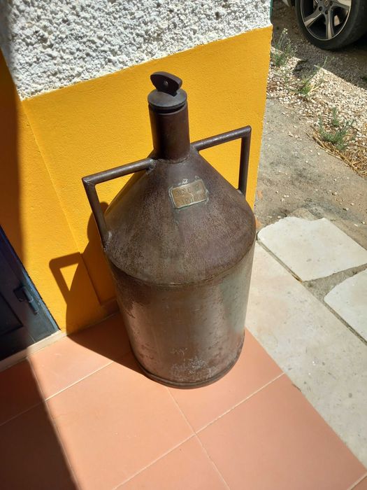 Pote antigo de armazenamento de azeite