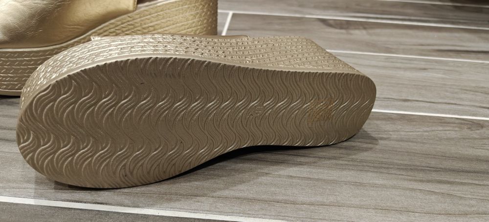 Продам золоті босоніжки (золотые босоножки)