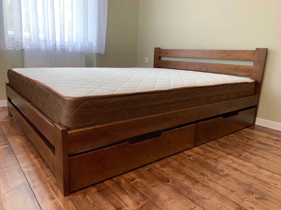 Двоспальна кровать ліжко з натурального дерева.