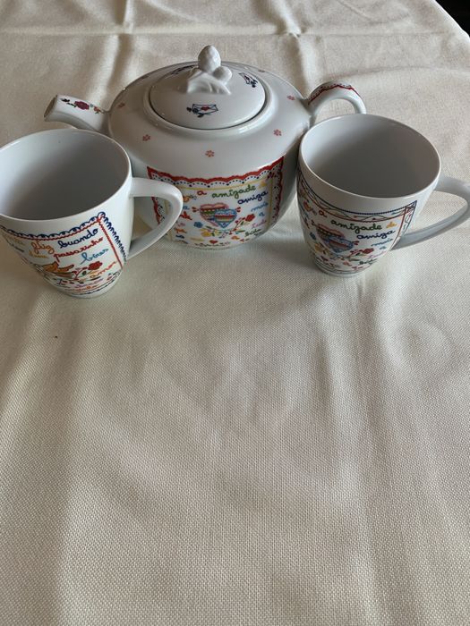 Conjunto de bule de chá e 2 canecas.