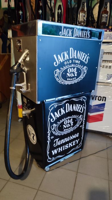 Bomba de gasolina / bar Jack Daniels