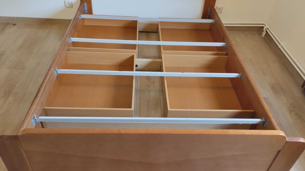 Cama de casal em madeira com 4 gavetões + estrado