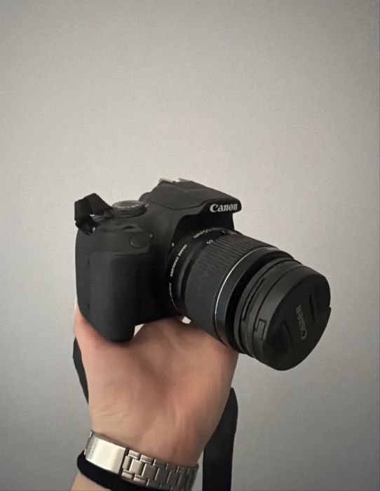 Фотоапарат Canon EOS 2000D з об'єктивом 18-55mm IS II