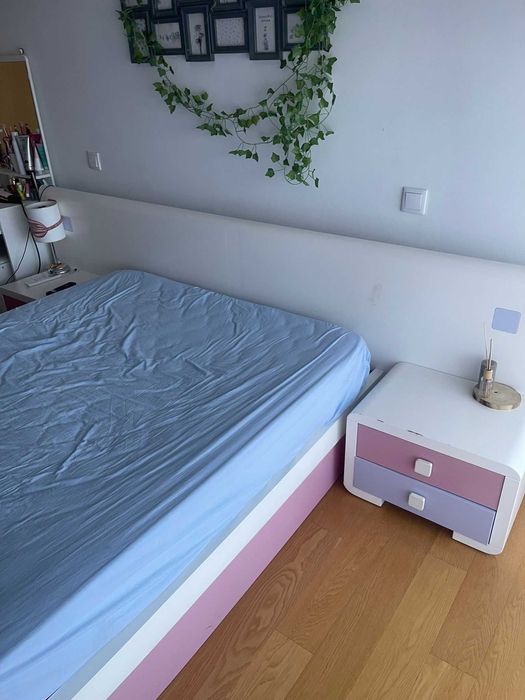 Cama de menina 140*200 com estrado elevatório e mesinhas de cabeceira.s