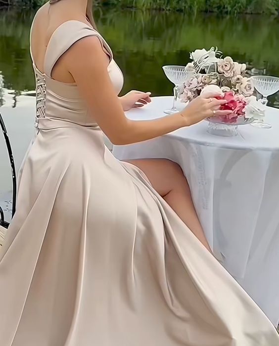 Продам сукню бежевого кольору