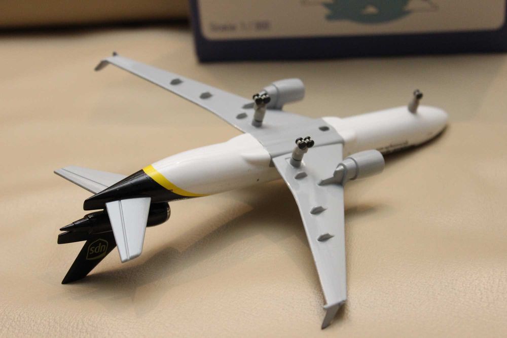 Model samolotu metalowy jak UPS kółka ok. 20 cm