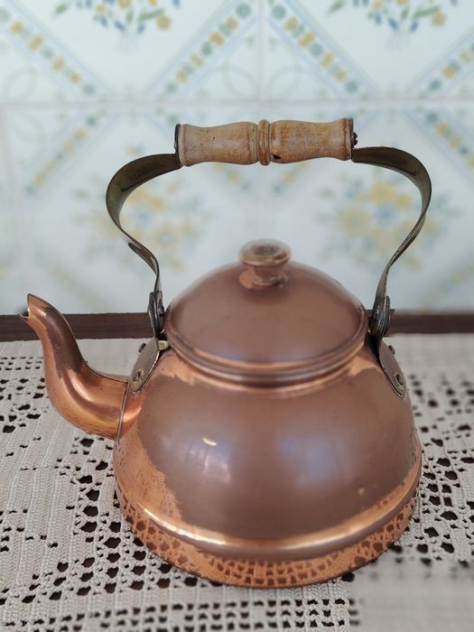 Bule em Cobre com Pega em Madeira