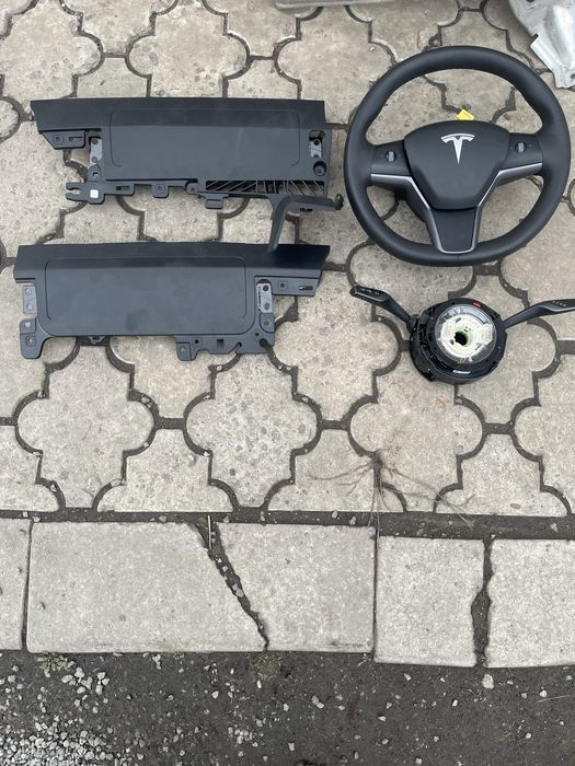 Tesla Model Y-3 2020-2023 торпеда подушка,штора , кермо,ноги,ремни .