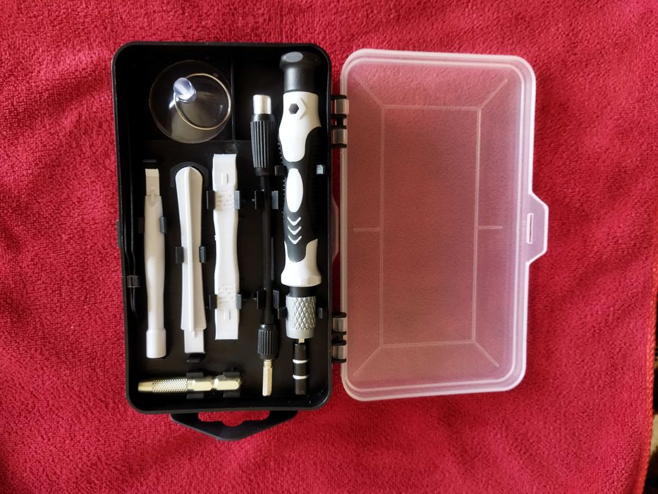 Набор бит с отвёрткой и приспособами для ремонта ноута и телефона.