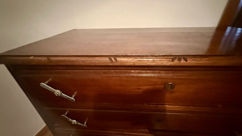 Cómoda de madeira antiga