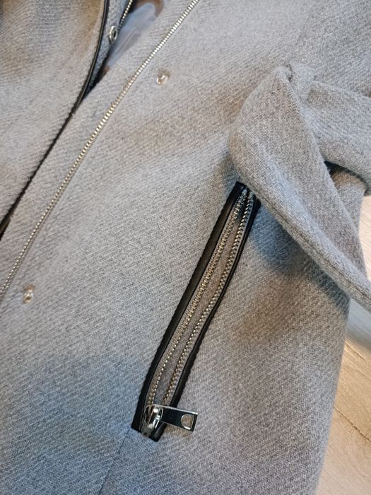 Płaszcz jasnoszary z wiązaniem