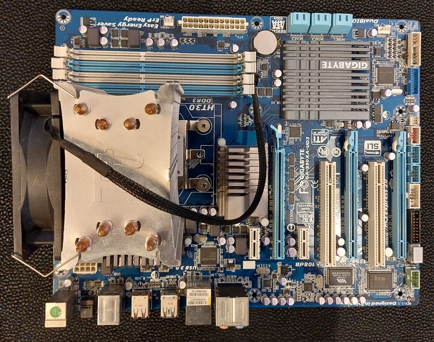 GIGABYTE GA-990XA-UD3  + cooler + AMD FX 6300
Procesor AMD FX-6300