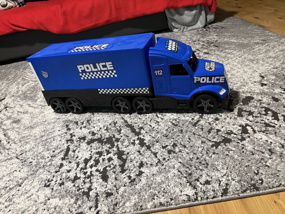 Mega duze auto ciezarowka policja