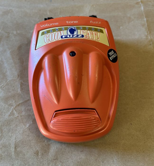 ,Danelectro Fuzz,  CryBaby USA,Zoom 8080, Digitech Crossroads