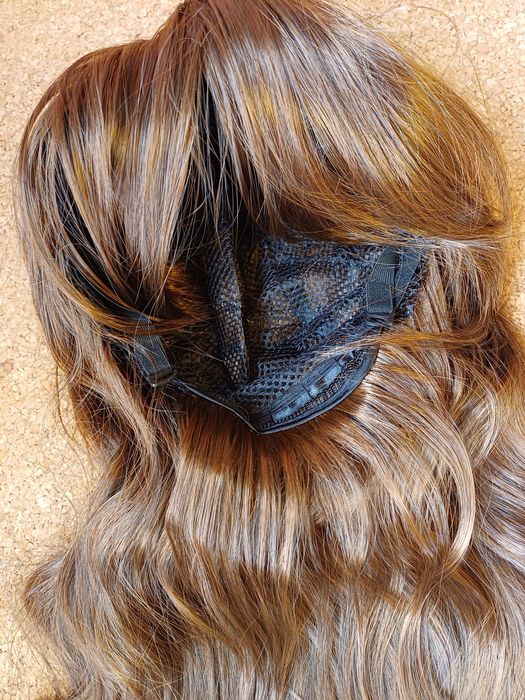 Peruca encaracolada longa com franja. 
Nova.