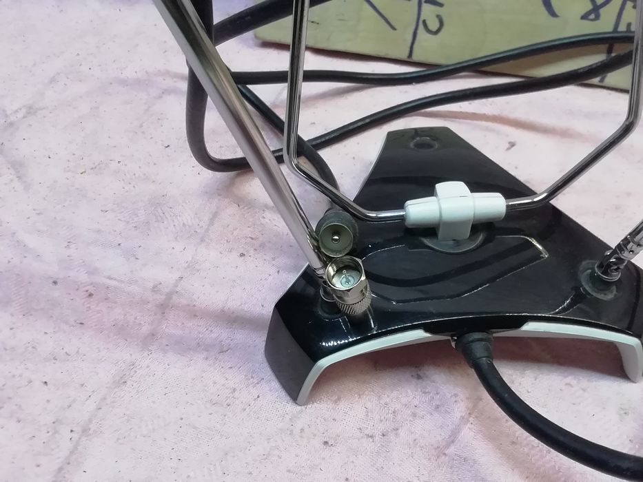 Antena pokojowa do telewizora.