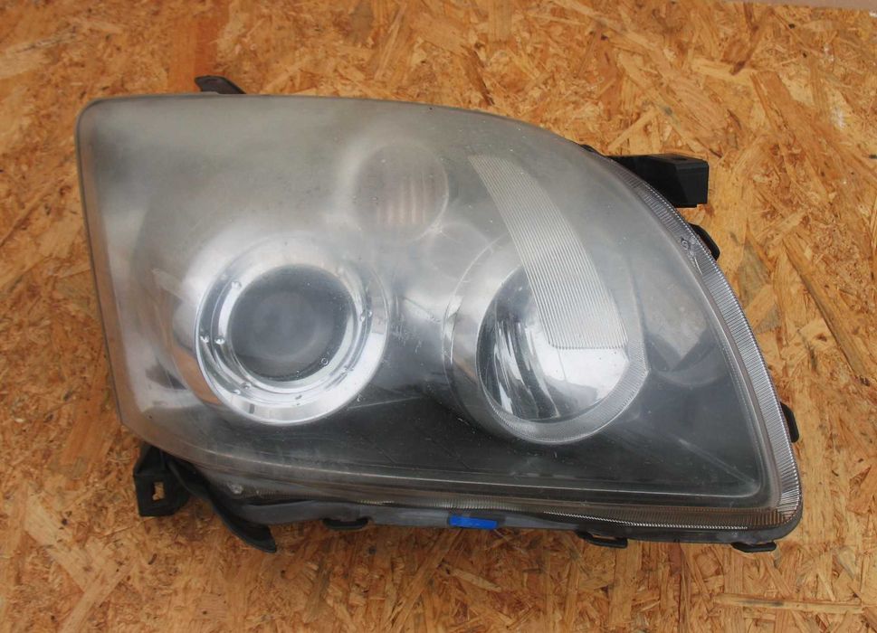 Toyota Avensis T25 Lampa Prawa przód oryginał Europa