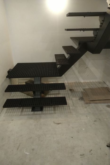 Schody samonośne metalowe