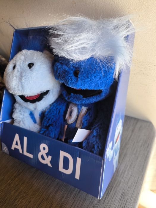 Pelúcias Al & Di
Conjunto de pelúcias Al & Di.

- Pelúcia azul com cab