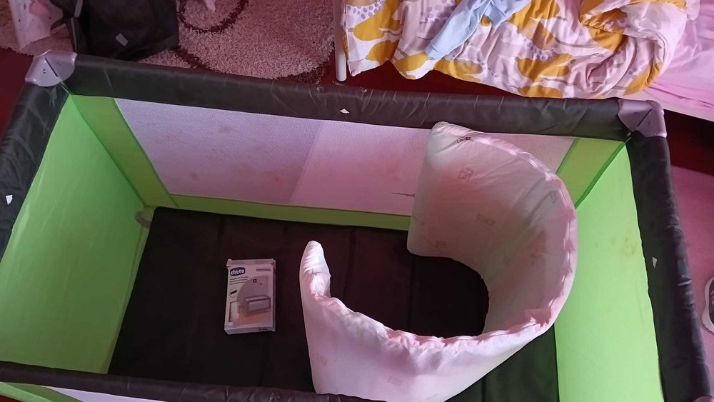 Cama de viagem Chicco com colchão e rede mosquiteira
