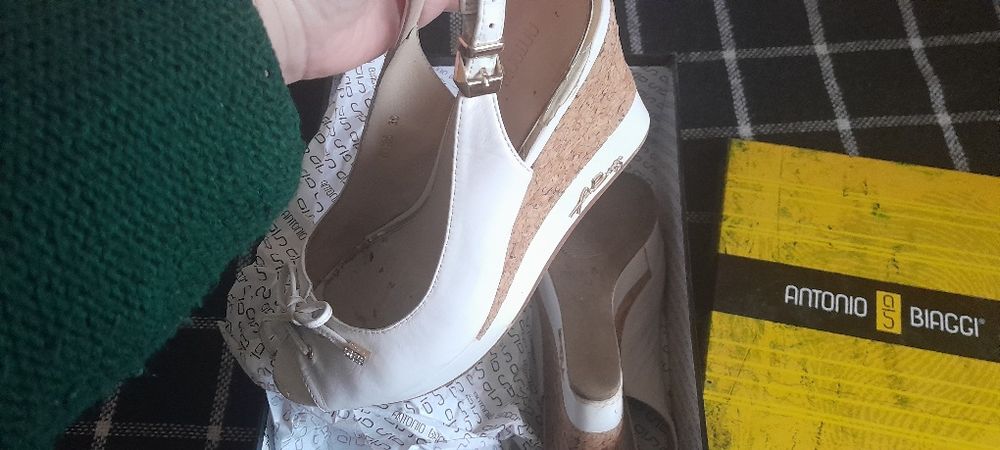 Босоножки на танкетке