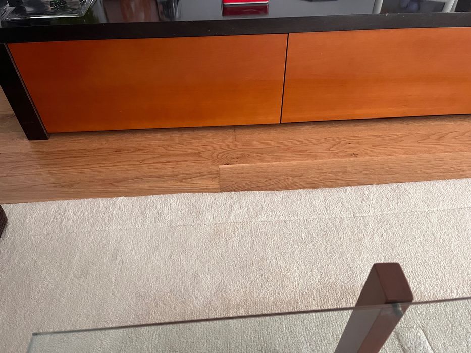Vendo móvel apoio TV em Carvalho, com 1.80mts