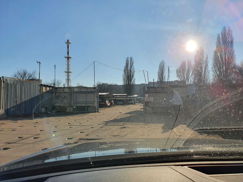 Продам или подарю! место на охраняемой крытой стоянке за Сити Центром.