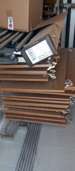 Placas de madeira de armários desmontados em bom estado