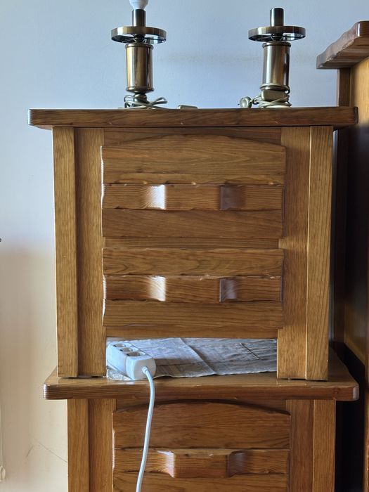 Pinho maciço tratado cama 140/150 com colchao e mesinhas de cabeceira