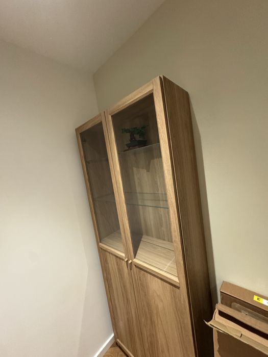 Regał billy z szklanymi drzwiami