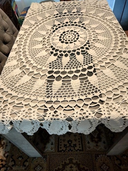 Vendo toalha de renda para mesa redonda urgência