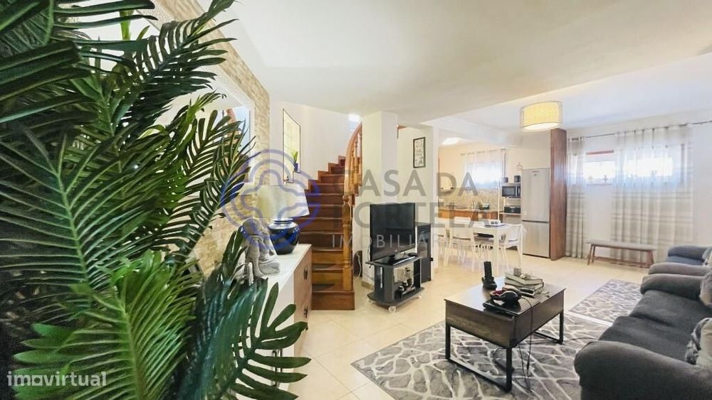 Moradia com Terraço, Churrasqueira e Vista Desafogada – Perto da Praia