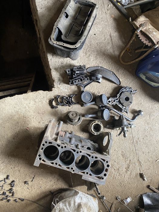 Блок циліндрів з поршнями опель вектра А 1.6