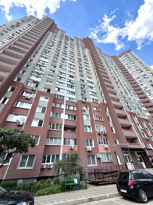 БЕЗ КОМІСІЇ !!! Працюємо з ДЕРЖАВНИМИ програмами . Продам - 1 кім.квартиру .вул Софії Русовоі - 3  ЖК  Патріотика  р-н Дарницький  . МЕТРО