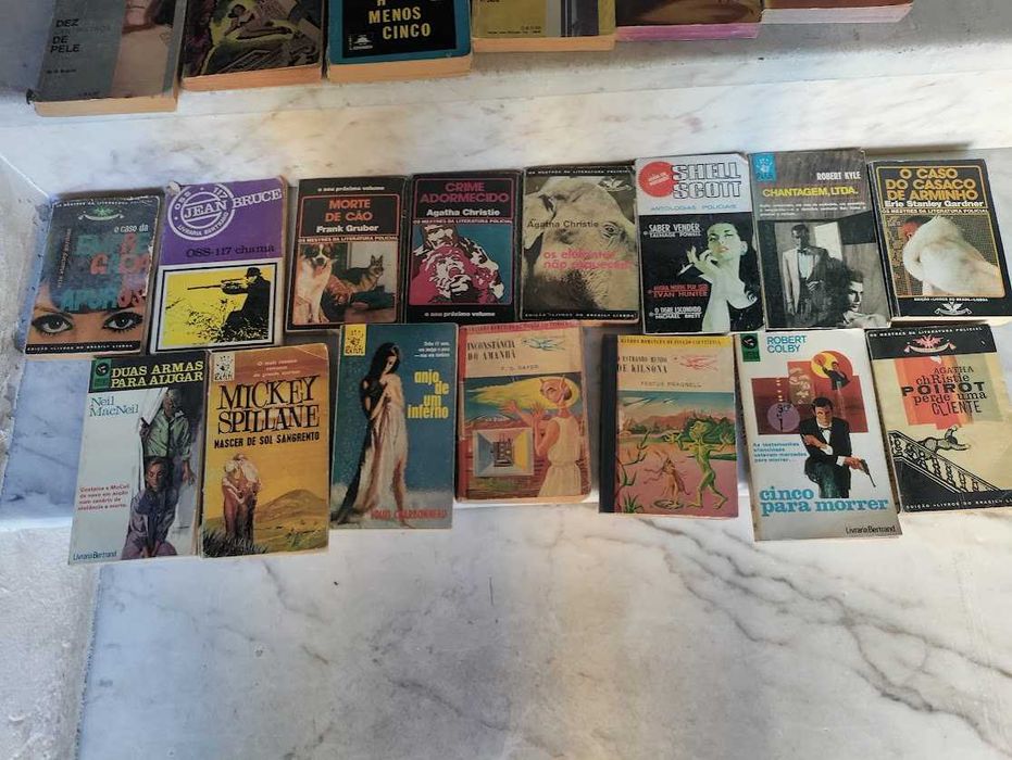 Coleção de livros  de bolso da famosa "Colecção Vampiro" e outras edições