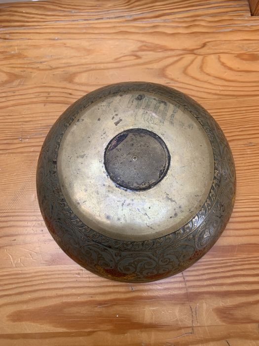 Mosiężna miska z pawiem