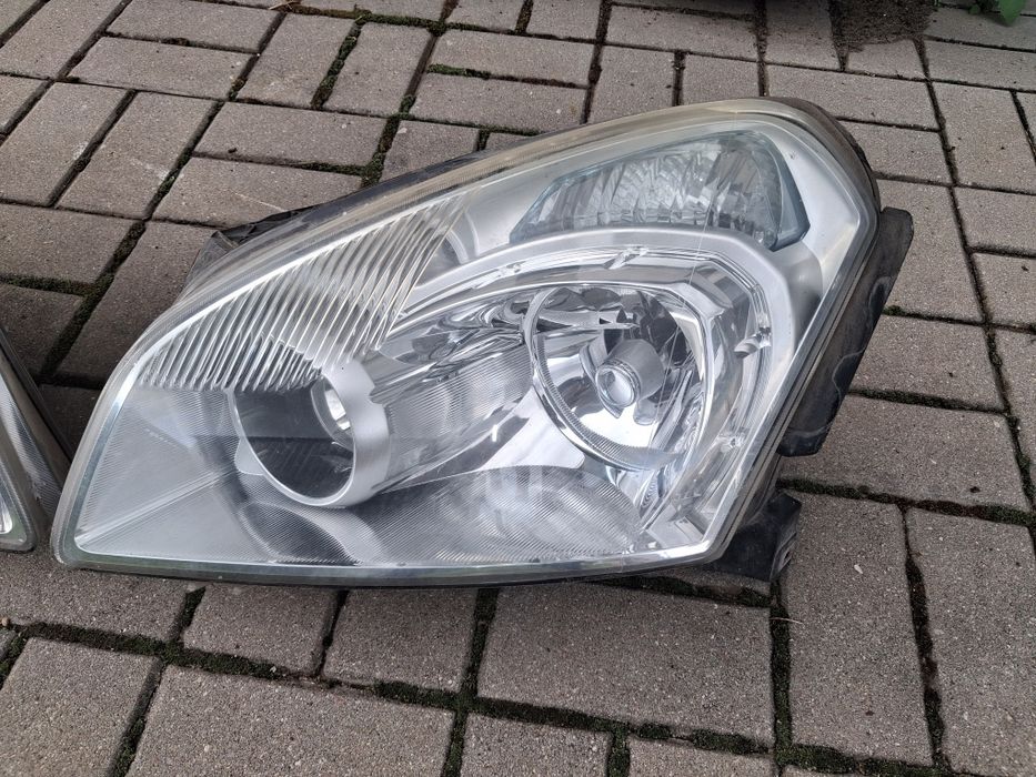 Nissan QaszQai 2007-2010r Lampy Przod Xenon