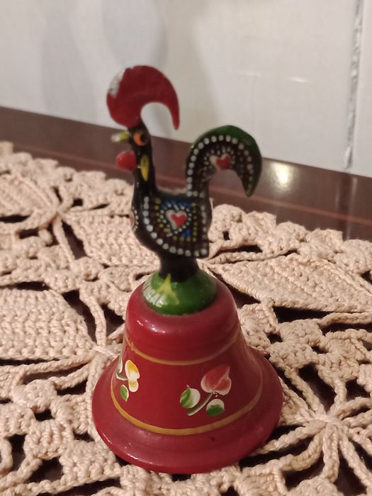 Sino ou sineta antigo em metal com a figura do galo de Barcelos