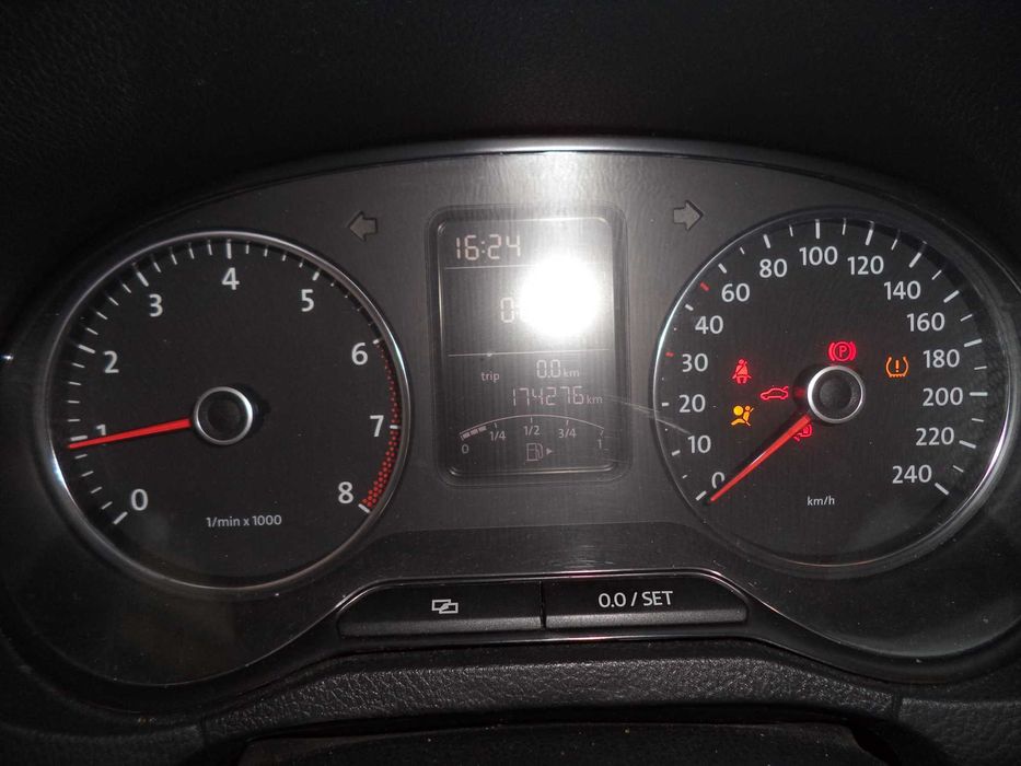 W  POLO  1.2-gasolina  180000 km-2013
